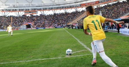 neymar-se-prepara-antes-de-cobrar-escanteio-no-primeiro-tempo-do-jogo-contra-o-paraguai-pelas-quartas-de-final-da-copa-america-17042011-1310932332677_956x500